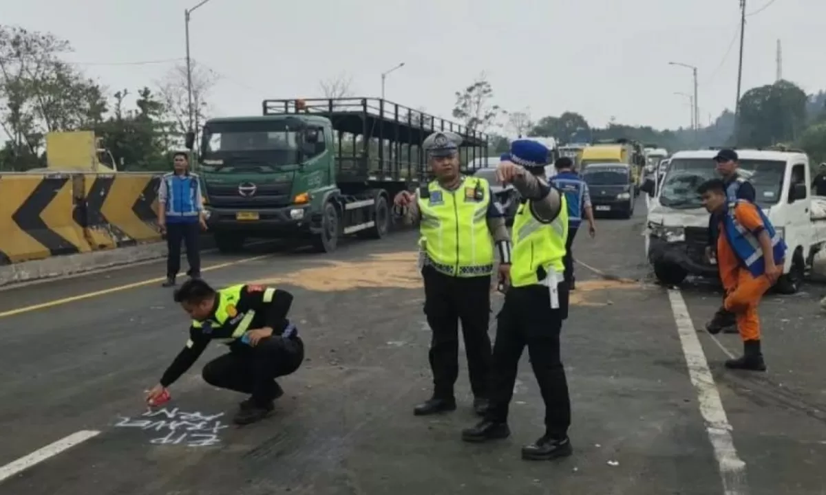 Polisi menangani kecelakaan di Tol Cipularang (Tribratanews Polda Jawa Barat)