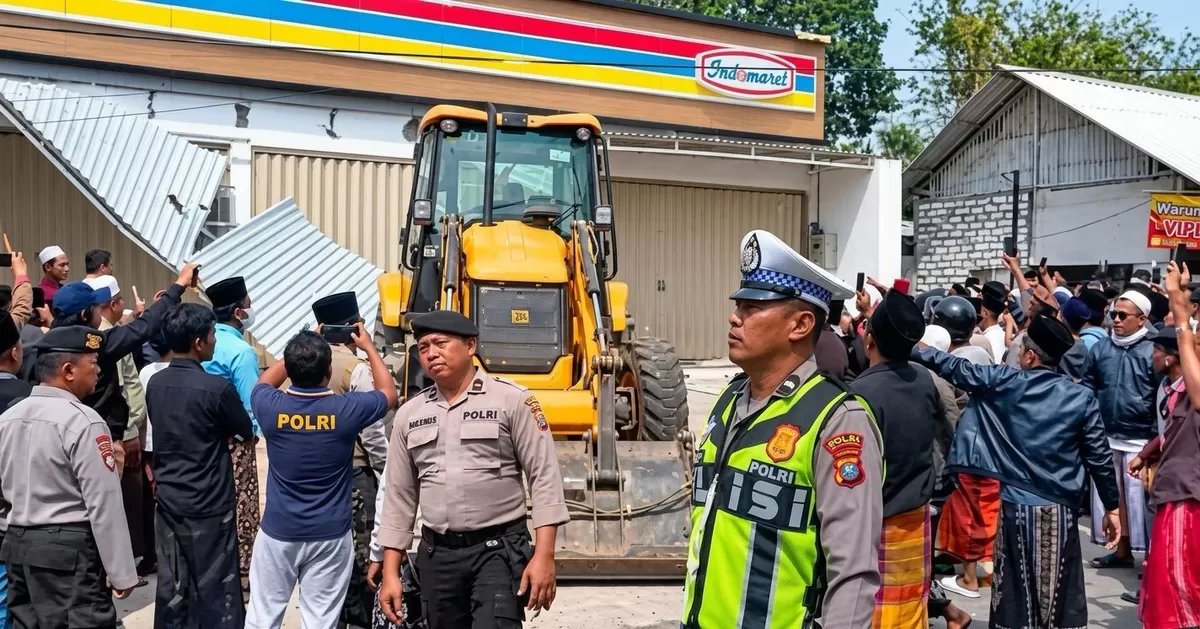 Kondisi bangunan minimarket di Desa Panaan, Kecamatan Palengaan, Pamekasan, setelah dibongkar menggunakan ekskavator dalam aksi penolakan pembangunan toko ritel modern (radenmedia.id)