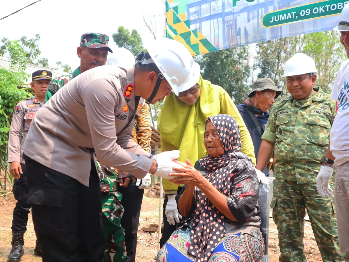 Kapolres Subang AKBP Andi Purwanto menyapa dan bersalaman dengan Mak Datem saat kegiatan bedah rumah di Desa Padaasih, Kecamatan Cibogo, Subang, Jumat 9 Oktober 2026 (Dok. Istimewa)
