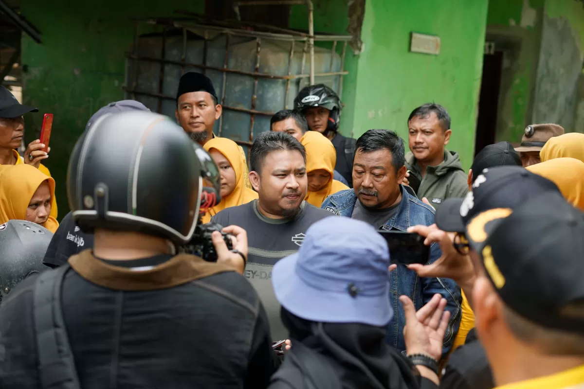 Bupati Subang Reynaldy Putra Andita Budi Raemi atau Kang Rey saat memberikan keterangan kepada awak media di sela peninjauan rehabilitasi SDN Binakarya, Kecamatan Tambakdahan, Jumat 9 Oktober 2026 (Dok. Istimewa)