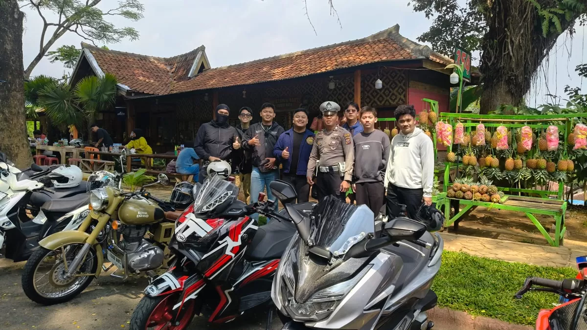Unit Lantas Polsek Jalancagak bersama komunitas motor dalam kegiatan Sunmori di kawasan Ciater Highland Resort, mengajak pengendara tertib berlalu lintas dan mengutamakan keselamatan, Minggu 11 Oktober 2026 (Dok. Istimewa)