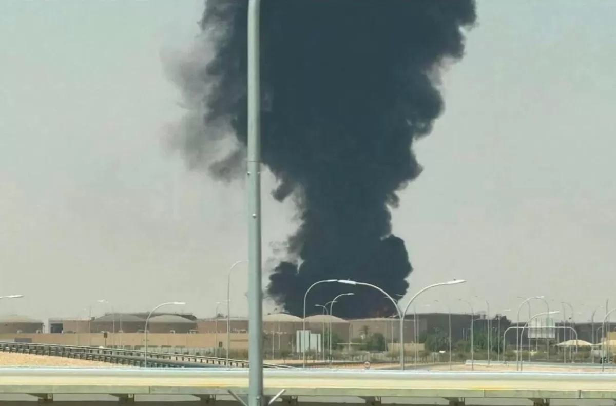 Kepulan asap terlihat dari kejauhan di sekitar Bandara Internasional King Khalid, Riyadh, setelah serangan (Tangkapan layar Threads)