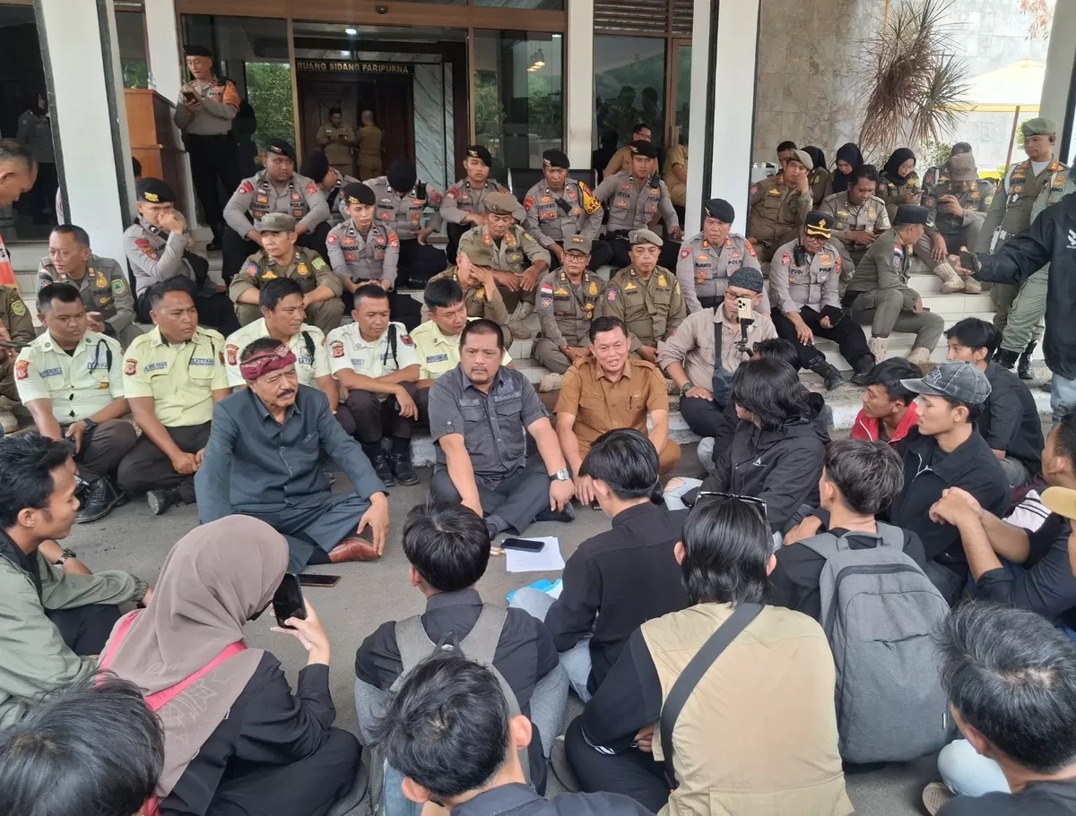 Aliansi BEM Subang menyampaikan aspirasi terkait persoalan pendidikan kepadaansi BEM Subang menyampaikan aspirasi terkait persoalan pendidikan kepada Ketua DPRD Kabupaten Subang, Victor Wirabuana Abdurachman, Senin 12 Oktober 2026