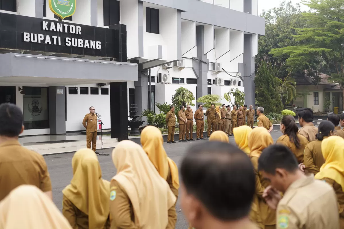 Sekretaris Daerah Kabupaten Subang, Rona Mairansyah, saat menjadi Pembina Apel Pagi di lingkungan Sekretariat Daerah Kabupaten Subang, Senin 12 Oktober 2026 (Dok. Istimewa)