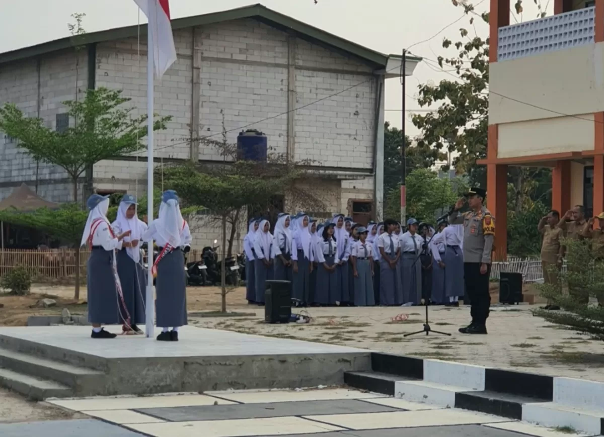 Kapolsek Binong AKP Andri Sugiarto menyampaikan arahan kepada siswa dalam kegiatan Police Go To School saat upacara bendera di SMAN 1 Binong, Kabupaten Subang, Senin 12 Oktober 2026 (Dok. Istimewa)