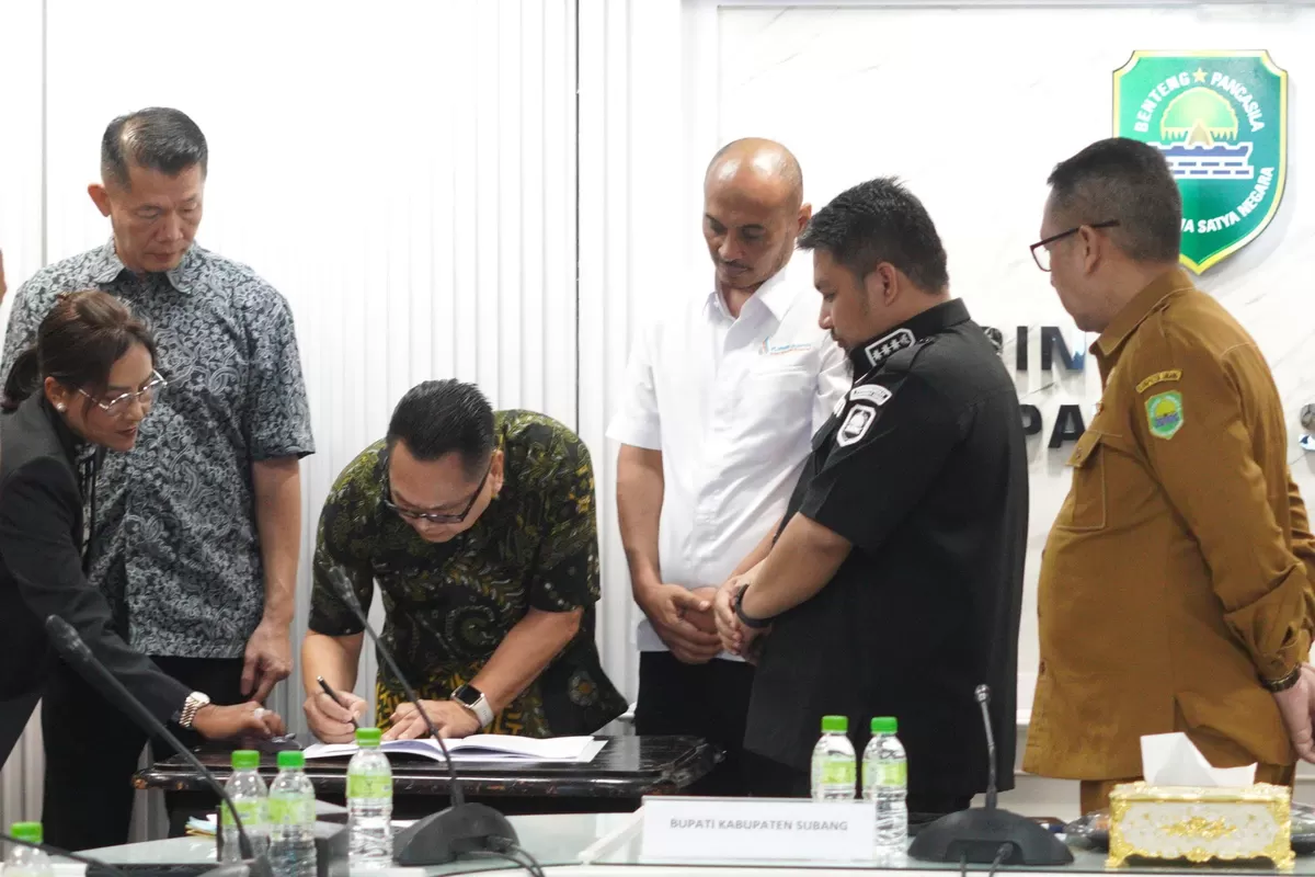 Bupati Subang Reynaldy Putra Andita Budi Raemi atau Kang Rey menyaksikan penandatanganan perjanjian kerja sama pembangunan Subang Mega Mall dan Subang Trade Center, Senin 12 Oktober 2026 (Dok. Istimewa)