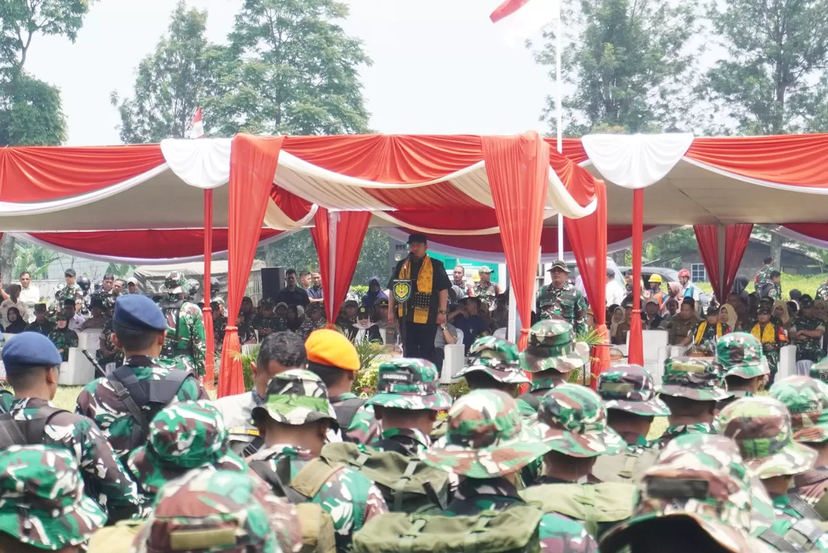 Bupati Subang Reynaldy Putra Andita Budi Raemi atau Kang Rey memimpin upacara pembukaan TMMD ke-130 Tahun Anggaran 2026 di Lapangan Desa Cupunagara, Kecamatan Cisalak, Selasa 13 Oktober 2026 (Dok. Istimewa)