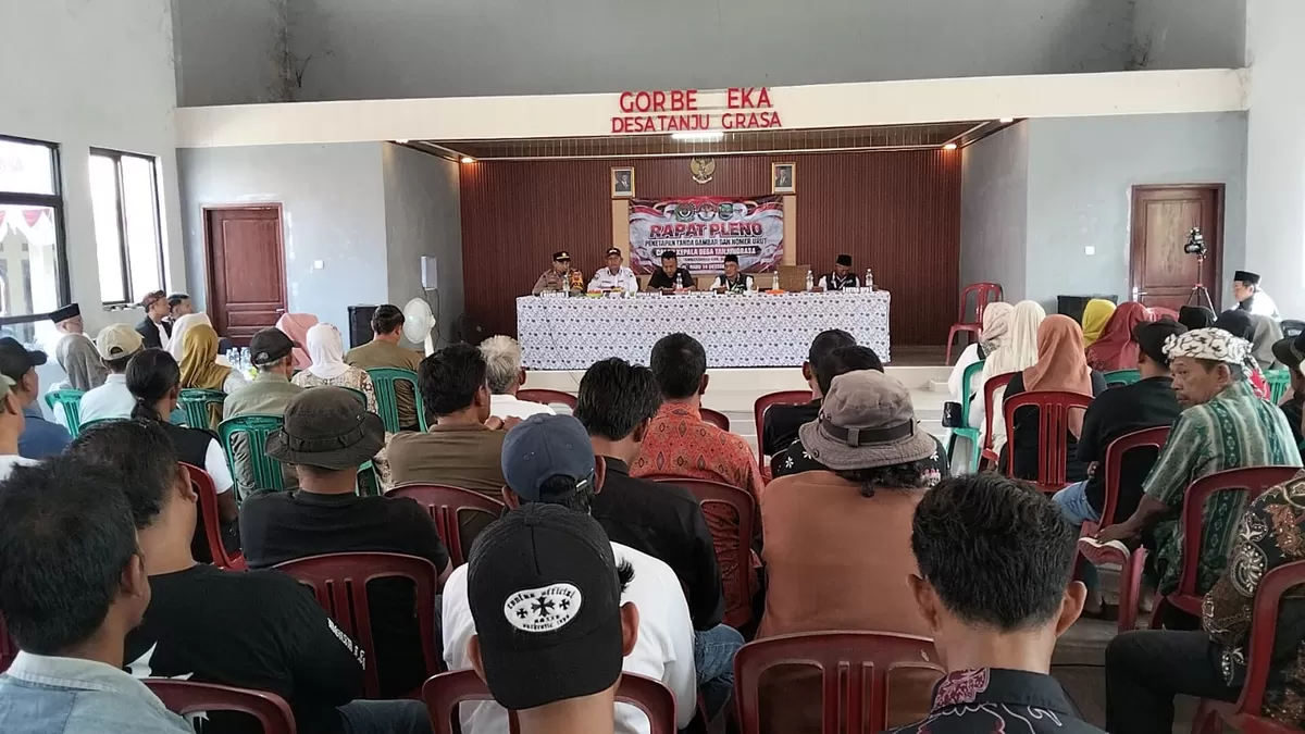 Kapolsek Binong AKP Andri Sugiarto (paling kiri) menghadiri penetapan nomor urut calon kepala desa di Desa Tanjung Rasa, Kecamatan Binong, Kabupaten Subang, Rabu 14 Oktober 2026