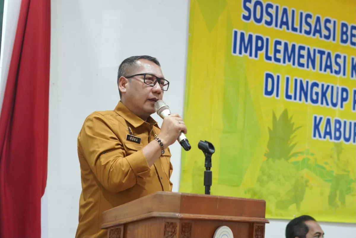 Sekretaris Daerah Kabupaten Subang Rona Mairansyah membuka sosialisasi implementasi belanja daerah melalui Kartu Kredit Pemerintah Daerah (KKPD) di Kecamatan Ciater, Selasa 13 Oktober 2026 (Dok. Istimewa)