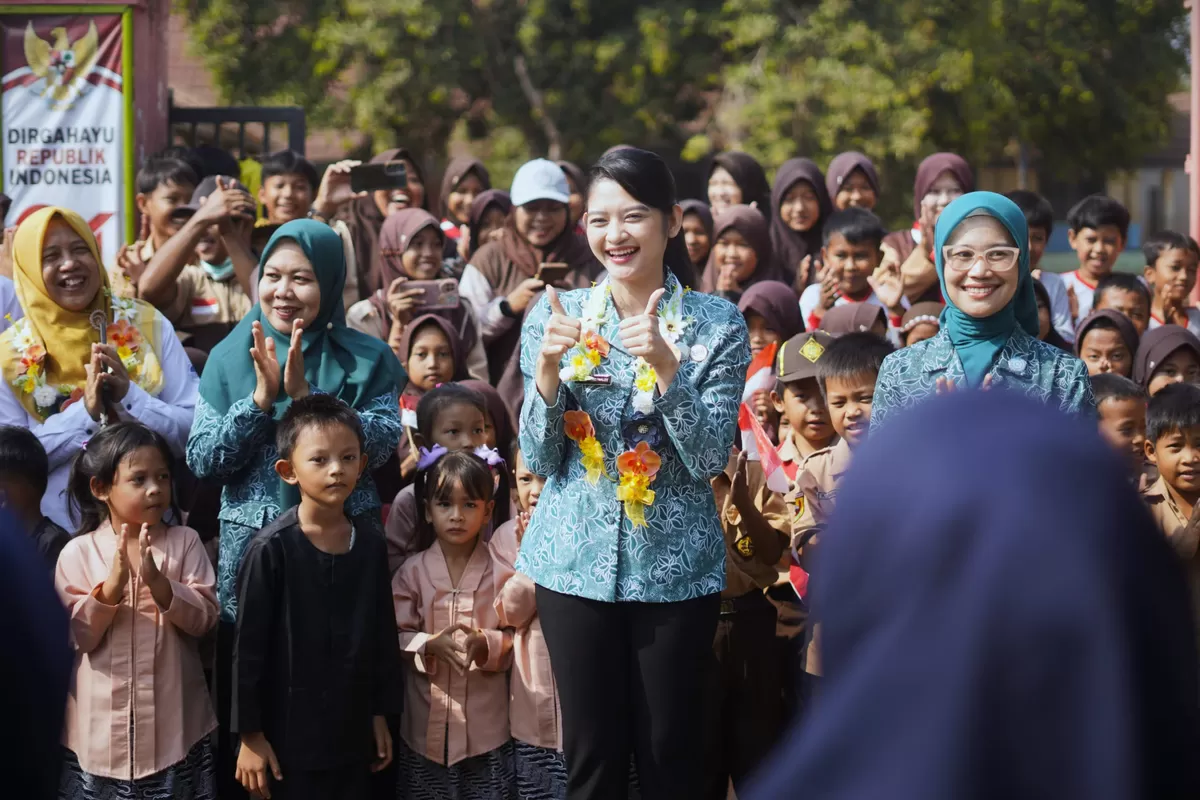 Ketua TP PKK Kabupaten Subang Ega Anjani Reynaldy bersama anak-anak dan pengurus dalam kegiatan Bulan Imunisasi Kejar di Posyandu Flamboyan V, Desa Gunungsari, Kecamatan Pagaden, Rabu 14 Oktober 2026 (Dok. Istimewa)