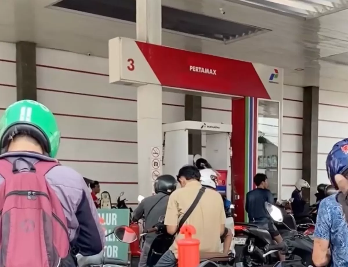 Antrean kendaraan di salah satu SPBU di Bali saat pasokan BBM terganggu (Threads)