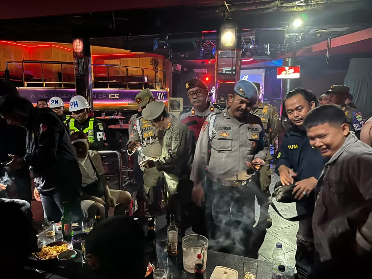 Satuan Reserse Narkoba Polres Subang menggelar razia di sejumlah tempat hiburan malam untuk mengantisipasi penyalahgunaan narkoba dan peredaran minuman beralkohol tanpa izin, Kamis 15 Oktober 2026 (Dok. Istimewa)