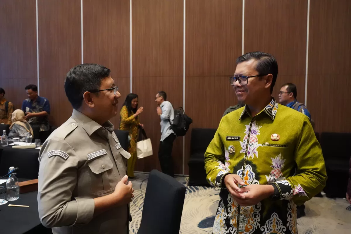 Wakil Bupati Subang Agus Masykur Rosyadi atau Kang Akur berbincang usai rapat koordinasi terkait permohonan alih fungsi lahan pertanian untuk kebutuhan Pertamina di Kabupaten Subang, Bogor, Kamis 15 Oktober 2026 (Dok. Istimewa)