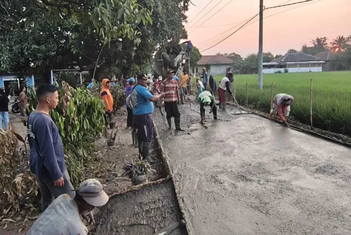 Puluhan warga bergotong royong mengecor jalan sepanjang 600 meter yang menghubungkan Dusun Banjar dan Dusun Jambu di Desa Sidajaya, Kecamatan Cipunagara, Subang, dengan dukungan sumbangan dari H. Urip Soeprianto atau Bos Urip, Jumat 16 Oktober 2026