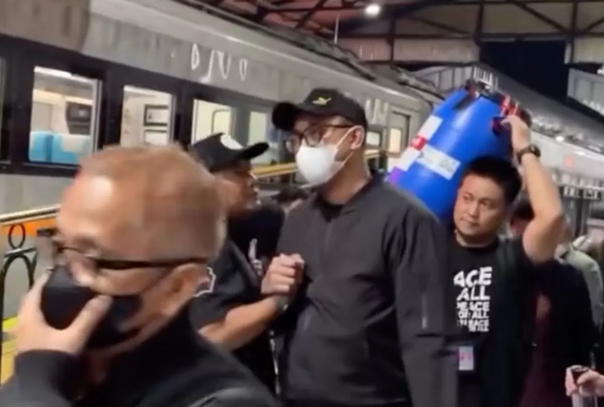 Bupati Klaten Hamenang Wajar Ismoyo saat dijumpai di stasiun dalam proses OTT KPK. Sebanyak 20 orang diamankan, dengan barang bukti uang sekitar Rp1 miliar (Threads @biangproject)