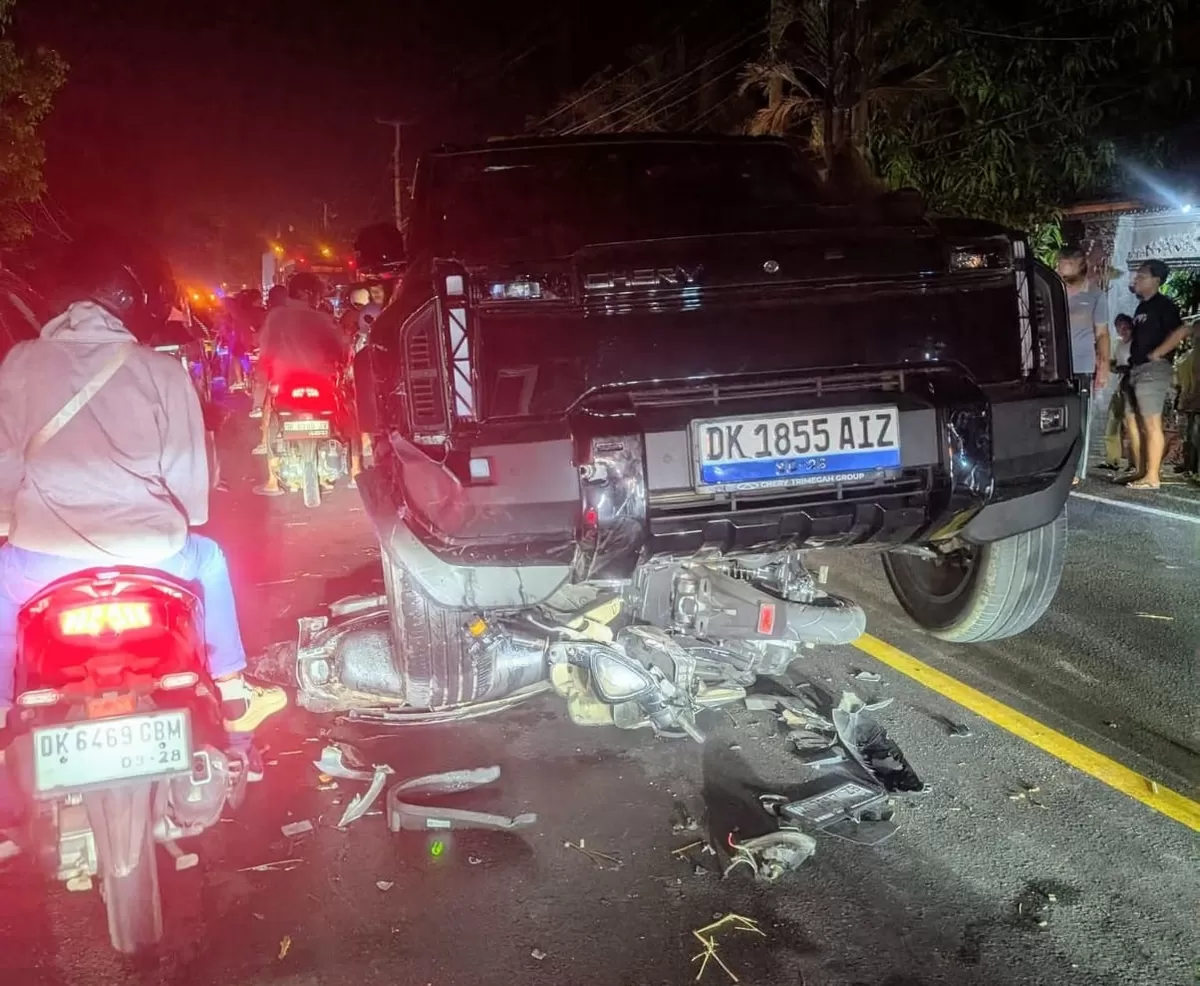 Mobil listrik Chery Hantam Kendaraan yang Sedang Antre BBM di Bali (facebook Dita Perdana)