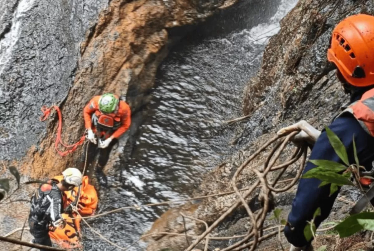 Tim SAR gabungan melakukan proses evakuasi terhadap wanita yang terjatuh di Air Terjun Robo, Harau, Sumatera Barat (Dok. Humas SAR Padang)
