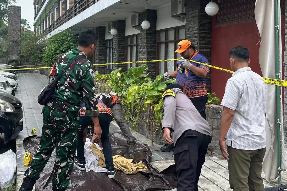Petugas Inafis dan kepolisian mengevakuasi jasad balita yang terjatuh dari lantai 5 hotel di Samarinda (Samarinda Pos)
