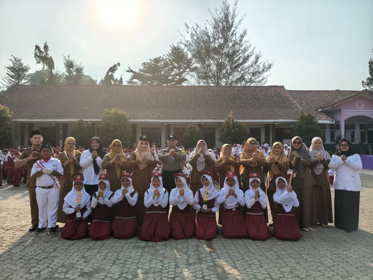 Bhabinkamtibmas Polsek Subang bersama siswa dan guru dalam kegiatan pembinaan dan edukasi untuk mencegah kenakalan remaja di lingkungan sekolah, Senin 19 Oktober 2026