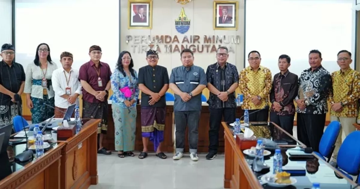 Bupati Subang Reynaldy Putra Andita Budi Raemi (keenam dari kanan) didampingi Sekda Subang Rona Mairansyah bersama jajaran Perumda Tirta Rangga Subang (TRS) saat melakukan studi tiru ke Perumda Air Minum Tirta Mangutama di Kabupaten Badung, Bali, Kamis 15 Oktober 2026 (Dok. Istimewa)