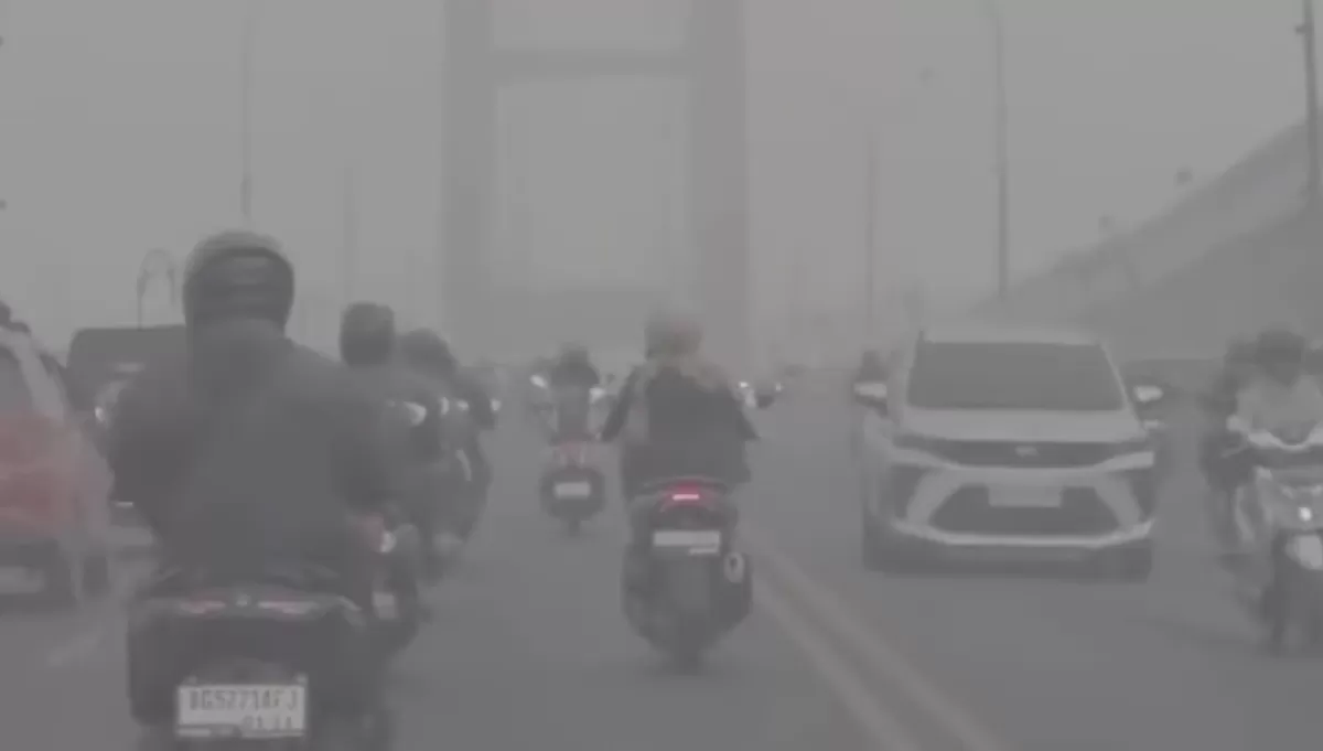 Pemerintah menyiapkan uji coba penebaran 1,5 ton dry ice dari pesawat Cessna untuk membantu mengatasi kabut asap karhutla di Palembang (Ig/@palembang.gercep)