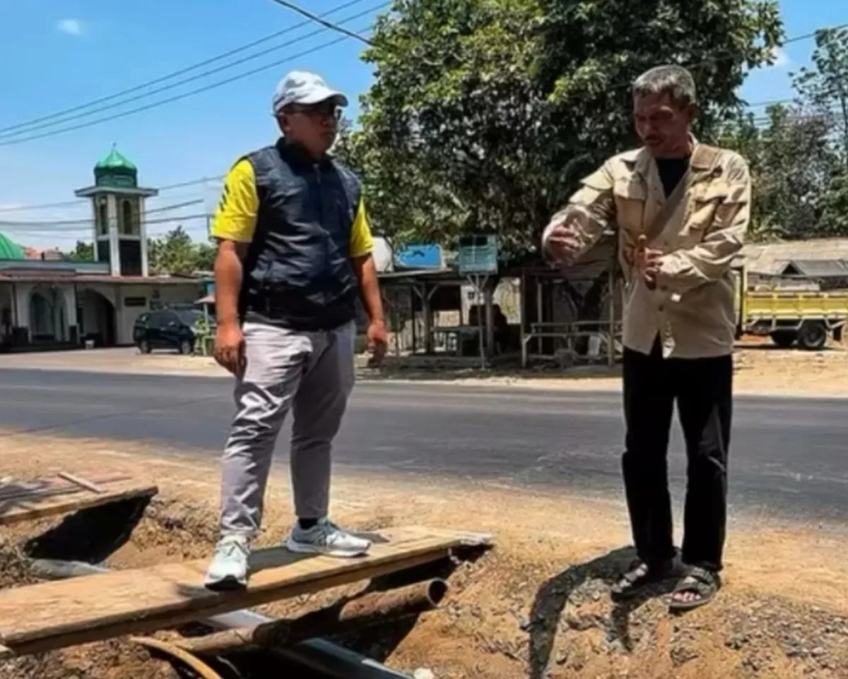 Direktur Utama Perumda Air Minum Tirta Rangga Subang, Lukman Nurhakim, melakukan monitoring lapangan untuk memantau dampak pekerjaan galian drainase di wilayah pelayanan Cabang Subang, Kecamatan Subang, Kabupaten Subang, Minggu 18 Oktober 2026 (Dok. Istimewa)