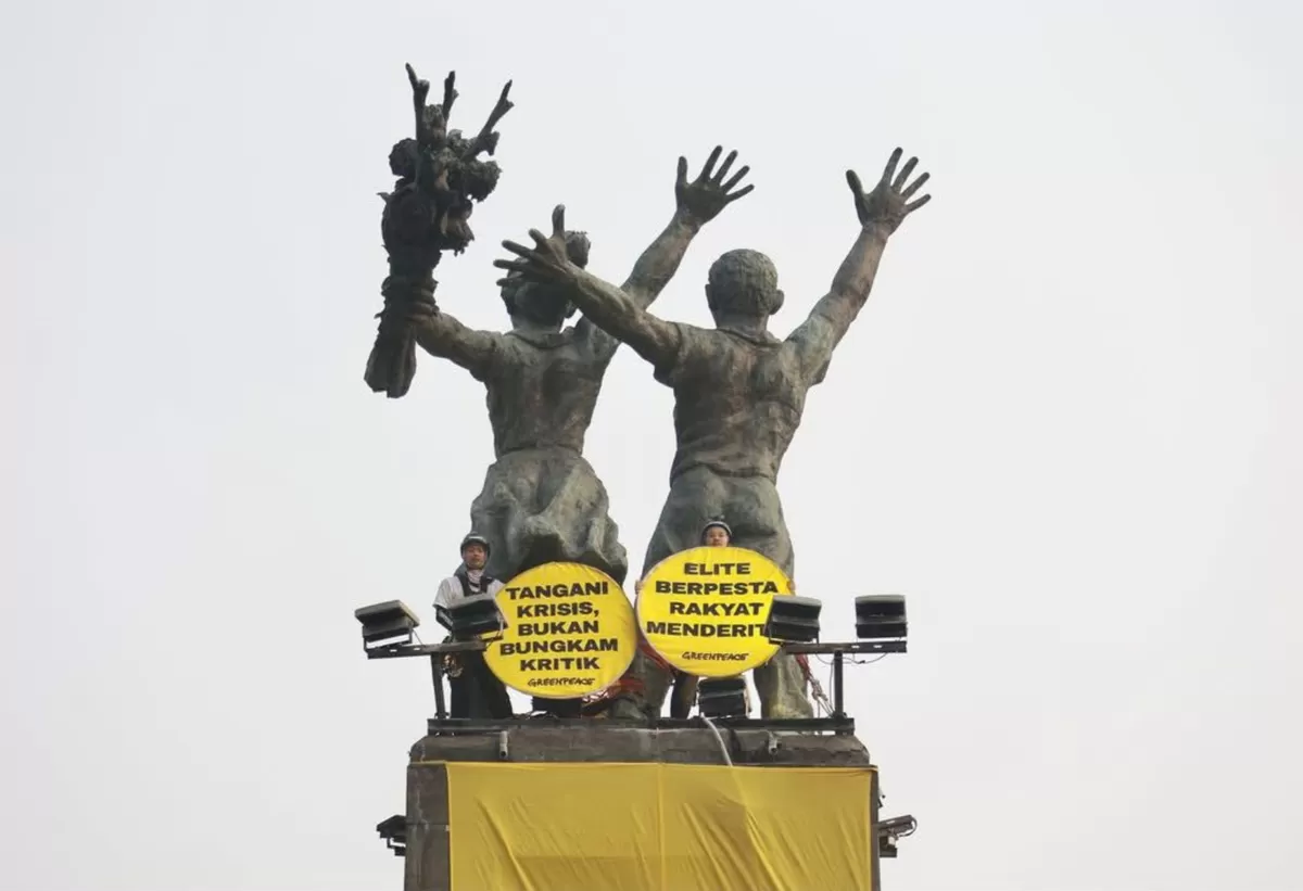 Spanduk berisi kritik terhadap penanganan krisis iklim dan biaya hidup dibentangkan Greenpeace di Bundaran HI, Jakarta, Selasa, 20 Oktober 2026 (Threads/Greenpeace)