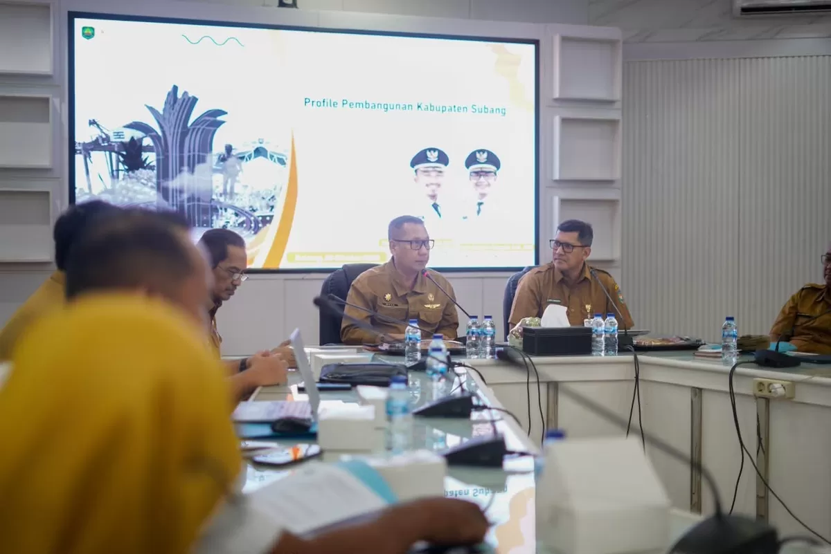 Sekretaris Daerah Kabupaten Subang, Rona Mairansyah, menerima kunjungan Tim Pemantauan, Pengawalan, dan Percepatan Pertumbuhan Ekonomi Daerah dari BPSDM Kemendagri di Ruang Rapat Bupati II, Kabupaten Subang, Selasa 20 Oktober 2026 (Dok. Istimewa)
