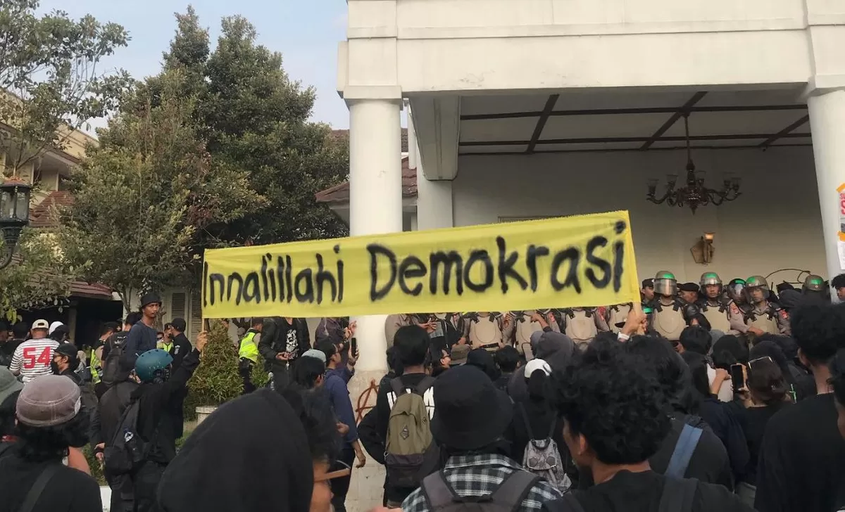 Massa mengikuti demo 2 tahun Prabowo-di Gedung DPRD Yogyakarta pada Selasa sore, 20 Oktober 2026, untuk menyuarakan evaluasi pemerintahan (Threads/@inaya.ptrs)