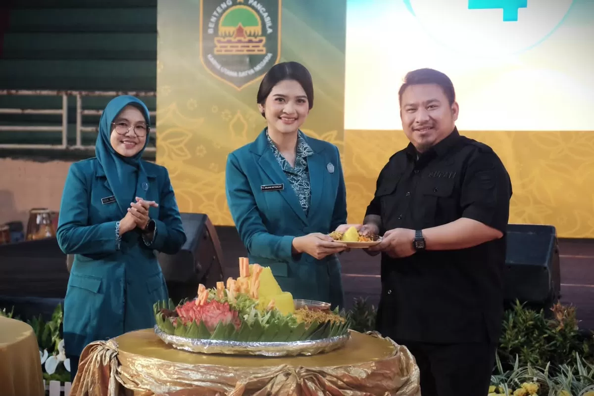 Bupati Subang Reynaldy Putra Andita Budi Raemi atau Kang Rey (kanan) bersama Ketua TP PKK Kabupaten Subang, Ega Anjani Reynaldy (tengah), saat pemotongan tumpeng pada peringatan HKG PKK ke-54 tingkat Kabupaten Subang, Rabu 21 Oktober 2026 (Dok. Istimewa)