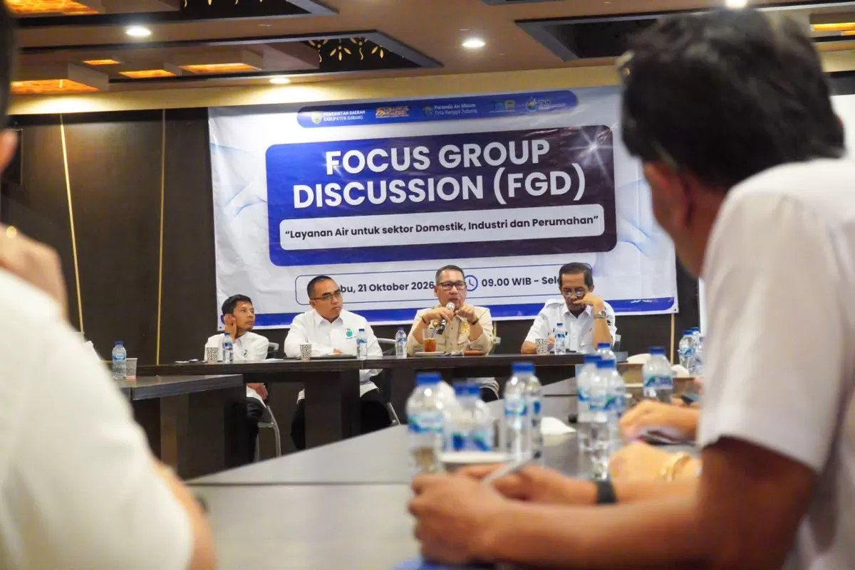 Sekretaris Daerah Kabupaten Subang, Rona Mairansyah (kedua dari kanan), bersama Direktur Perumda TRS, Lukman Nurhakim (ketiga dari kanan), dalam FGD layanan air untuk sektor domestik, industri, dan perumahan di Subang, Rabu 21 Oktober 2026 (Dok. Istimewa)