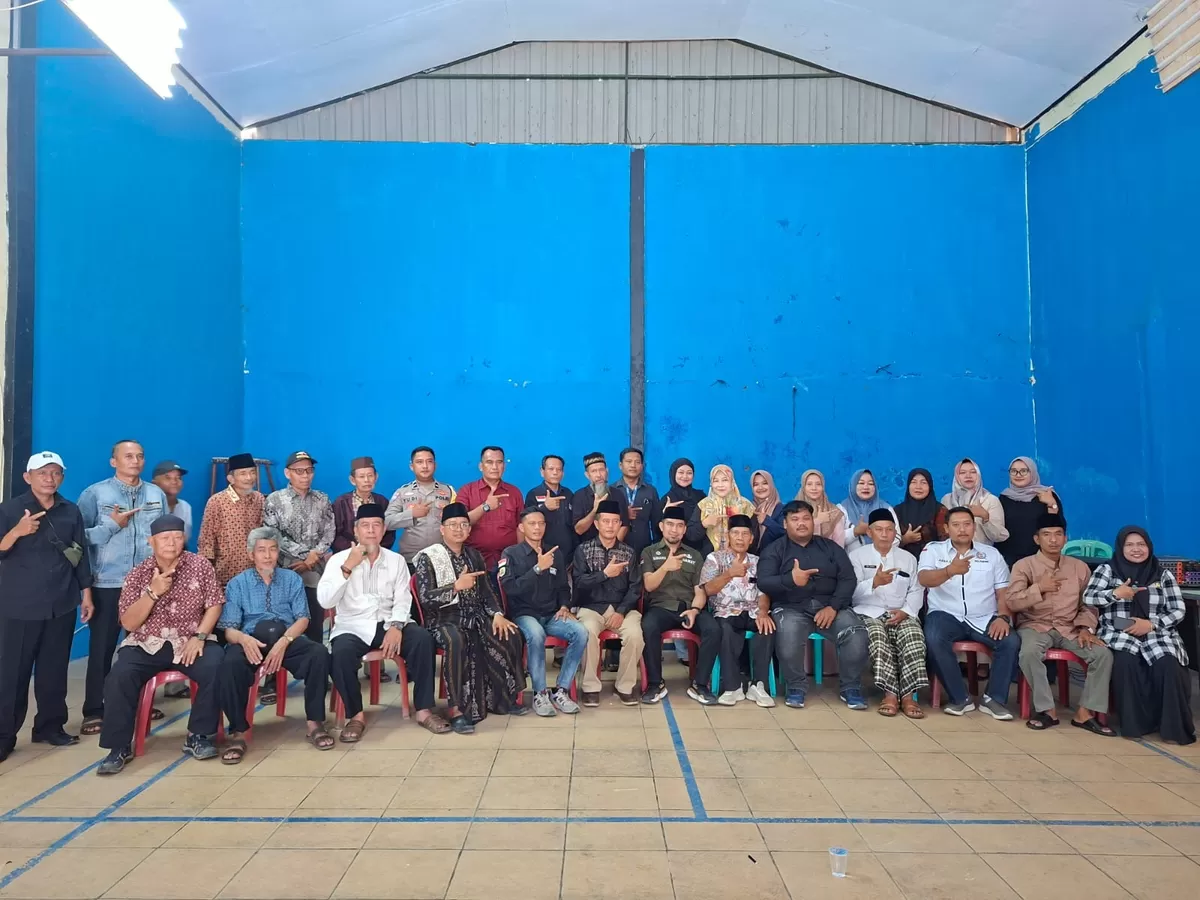 Camat Subang Sumardi bersama Lurah Parung Muhammad Sopyan, Ketua RW 1 Kampung Panembong, pengurus Karang Taruna, dan warga berfoto bersama usai pelantikan di Aula Kantor Kelurahan Parung, Kamis 22 Oktober 2026