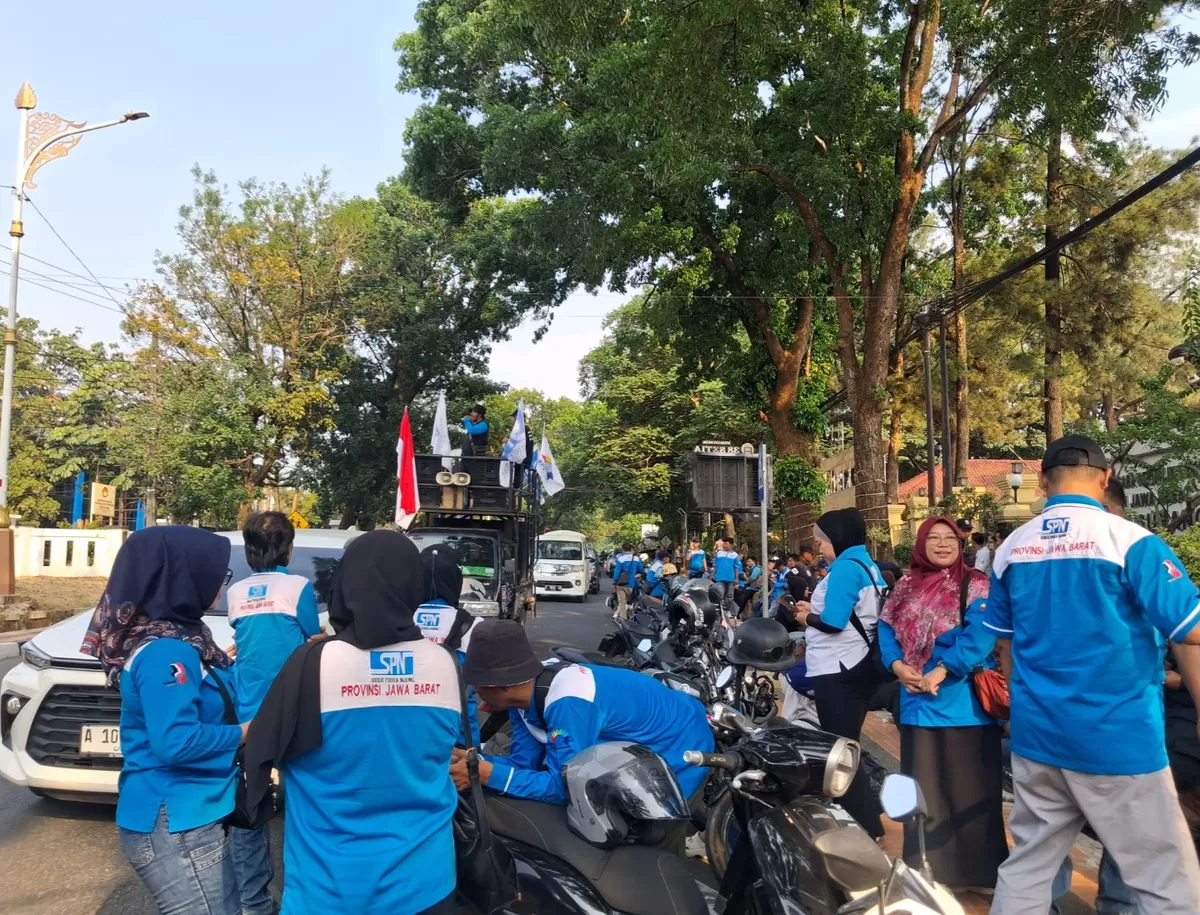 Ratusan anggota SPN Subang mendatangi Desk Ketenagakerjaan Polres Subang untuk melaporkan oknum manajemen PT VinFast Automobile Indonesia terkait dugaan intimidasi terhadap pengurus dan anggota serikat pekerja, Kamis 22 Oktober 2026