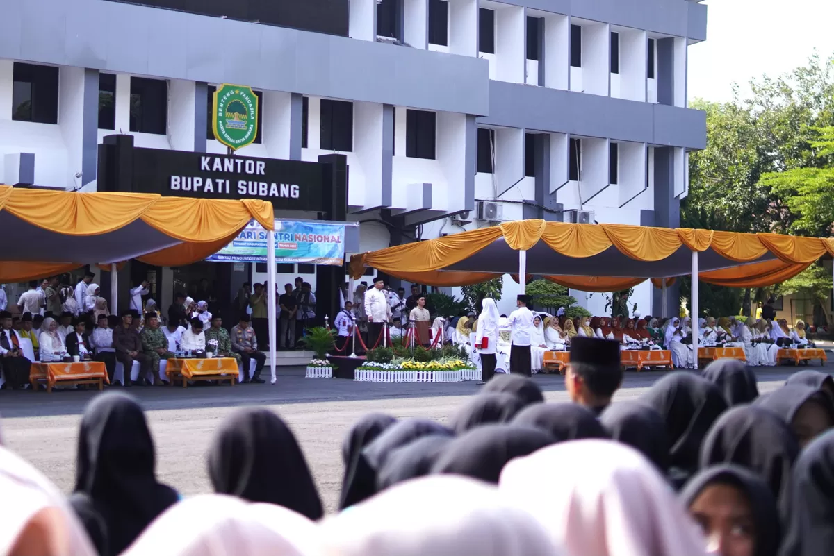 Bupati Subang Reynaldy Putra Andita Budi Raemi atau Kang Rey saat memimpin Upacara Peringatan Hari Santri Nasional 2026 tingkat Kabupaten Subang di Halaman Kantor Bupati Subang, Kamis 22 Oktober 2026 (Dok. Istimewa)