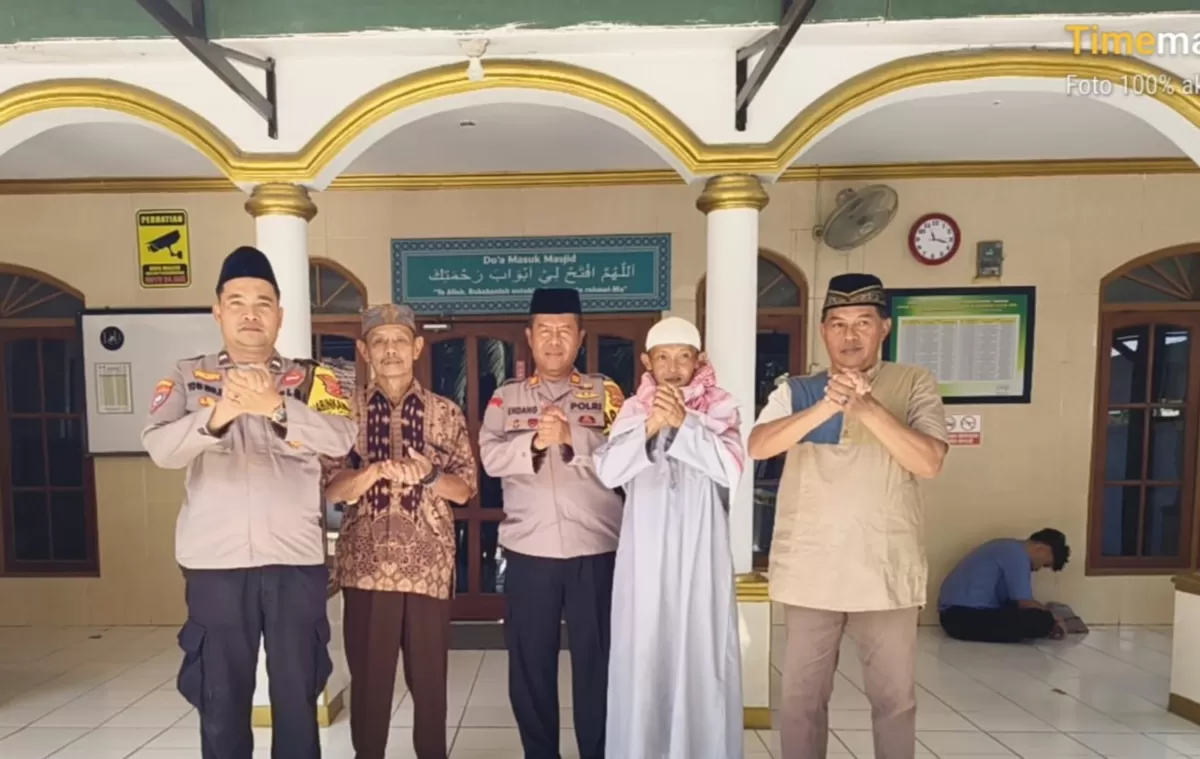 Kapolsek Subang AKP Endang Suganda bersama tokoh agama dan masyarakat dalam kegiatan Jumat Keliling dan Jumat Curhat di Masjid Al Barokah, Kelurahan Dangdeur, Kecamatan Subang, Jumat 23 Oktober 2026