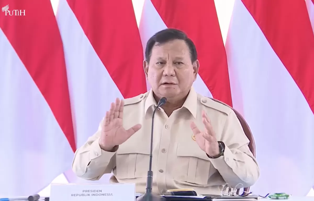 Presiden Prabowo Subianto ungkap alasan pemerintah tak tetapkan status bencana nasional setelah terjadi banjir dan longsor di Sumatera. (Tangkap layar YouTube Sekretariat Presiden)