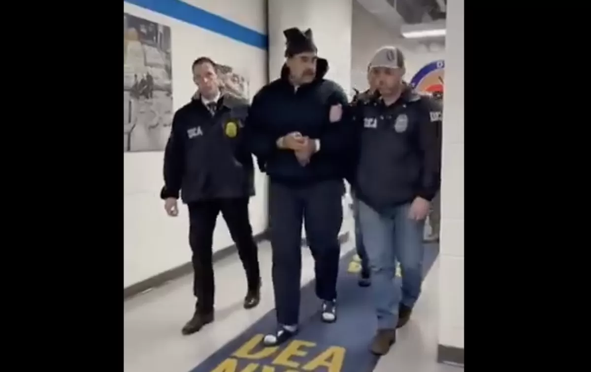 Presiden Venezuela Nicolas Maduro bersama istri ditangkap AS dan saat ini tiba di New York dengan tangan terborgol. (X.com/@RapidResponse47)