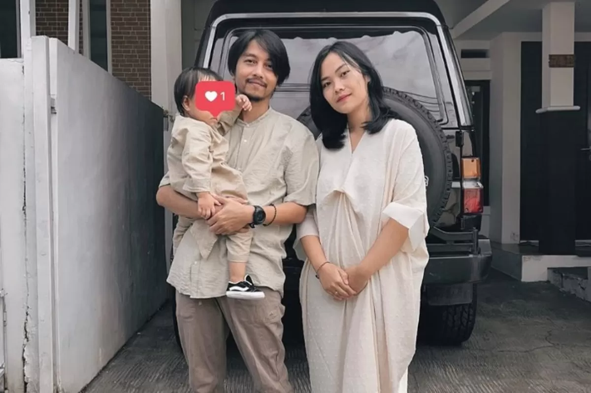 Fiersa Besari cerita soal insiden kecelakaan yang dialami istrinya, Aqia Nurfadla hingga nyaris memberi 'salam olahraga'. (Instagram.com/@fiersabesari)