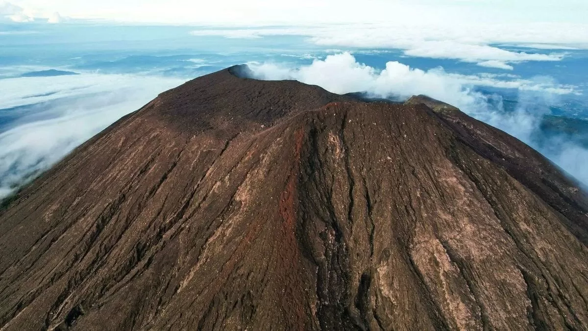 Ilustrasi Gunung Slamet (kabarbaik.co)
