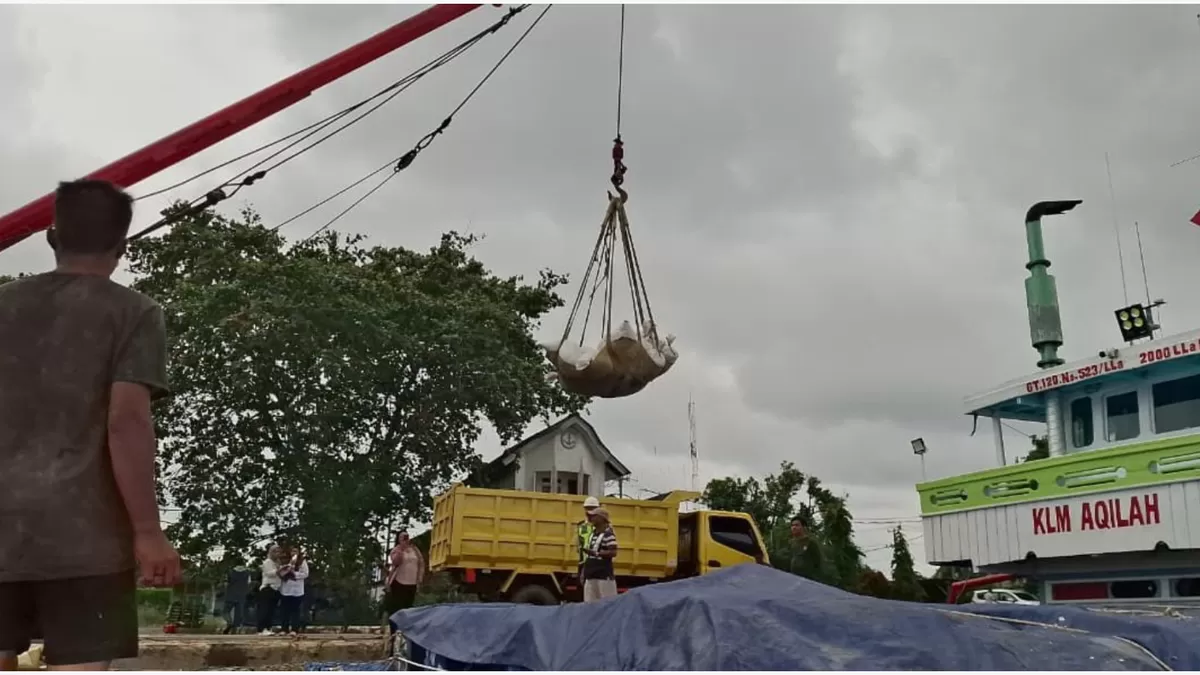 TNI AL menggagalkan upaya penyelundupan bijih timah ilegal di Perairan Timur Selat Bangka, Kepulauan Bangka Belitung. (Dok. TNI AL)