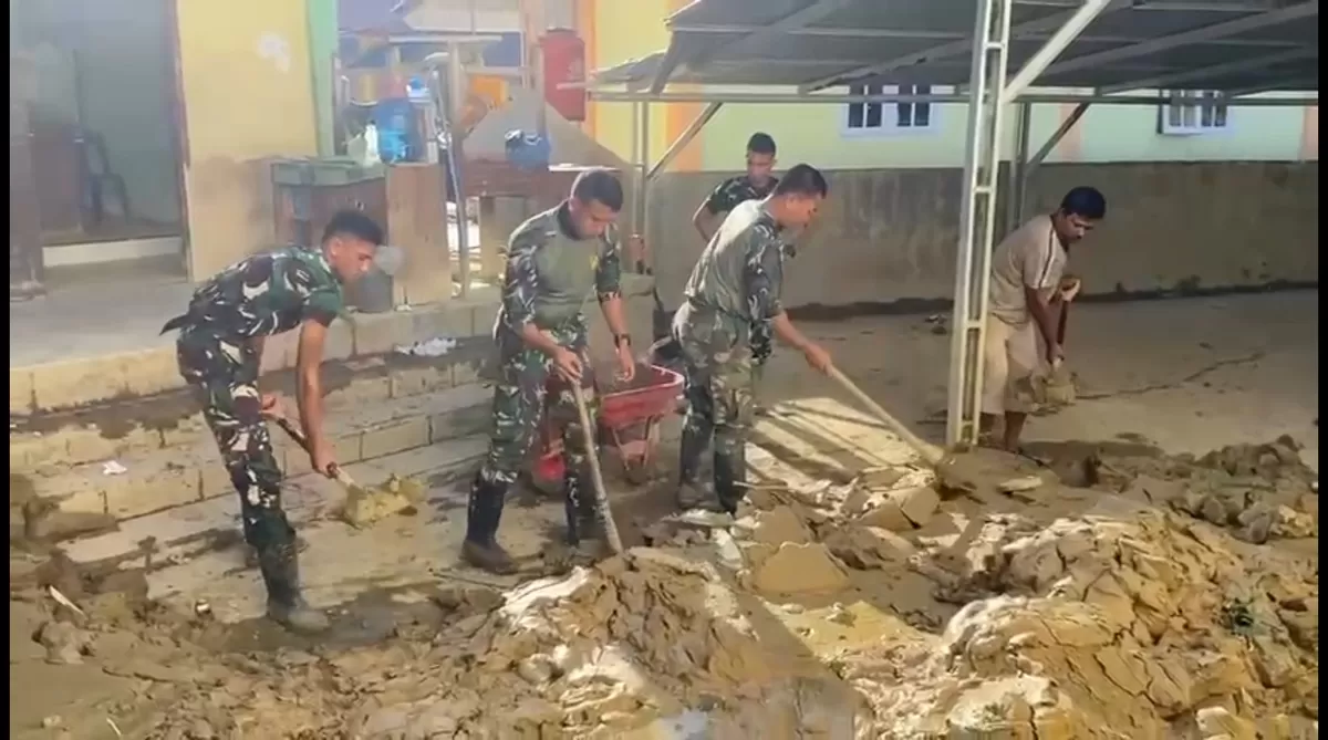 TNI dan masyarakat Aceh gotong royong bersihkan rumah warga. (Dok. Promedia)