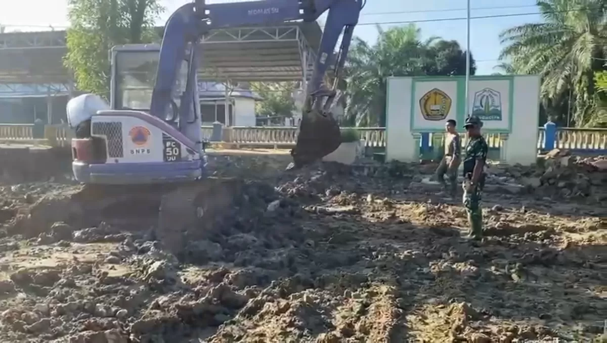 Anggota TNI dan warga bahu-membahu membersihkan lumpur tebal.