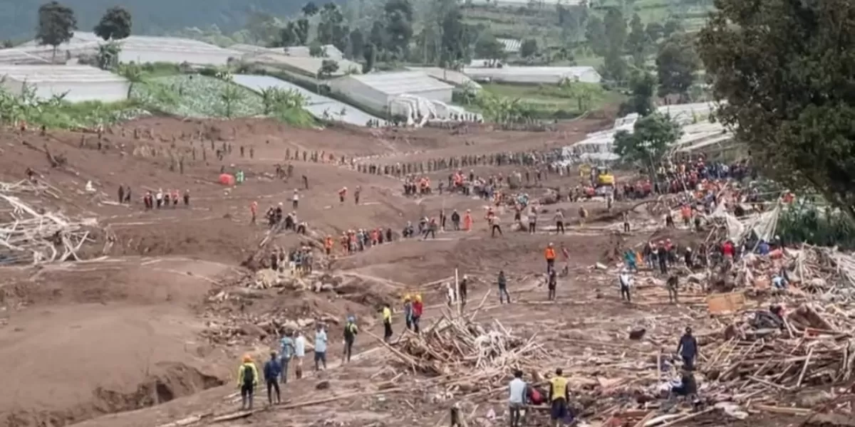 Terjadi longsor di Kecamatan Cisarua Kabupaten Bandung Barat, warga ceritakan kronologi hingga janji Gubernur KDM beri Rp10 juta per KK. (Instagram.com/@gumihooo15)
