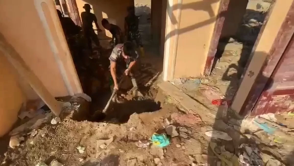 TNI membersihkan rumah warga di Sumut.