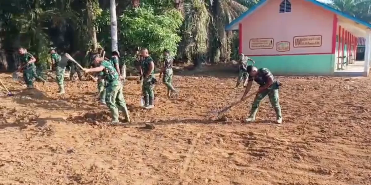 Bersih-bersih sekolah yang dilakukan oleh TNI.