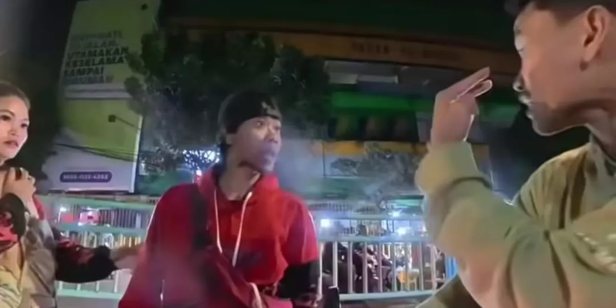 Viral pasutri bawa bayi ngamuk memukul pemotor di Palmerah Jakarta Barat, tak terima ditegur karena merokok. (Instagram.com/@mintadisundut)