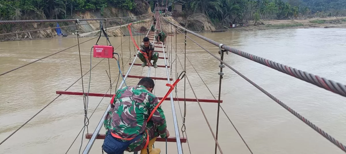 Jembatan gantung sebagai akses desa yang terisolasi karena bencana.