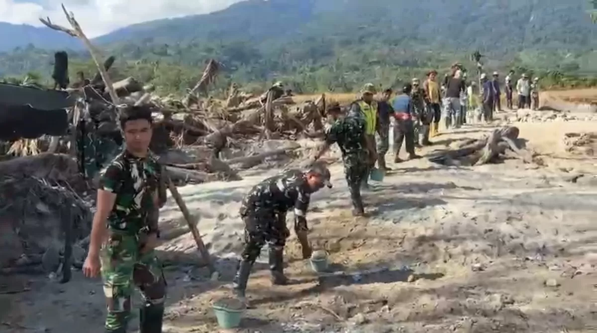 Kebersamaan TNI dan warga bahu membahu memulihkan Aceh. (Dok. TNI)