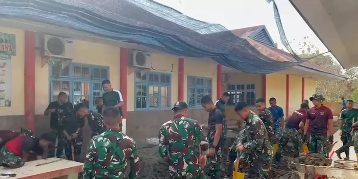 TNI dan warga membangun masjid sementara. (Dok. TNI)