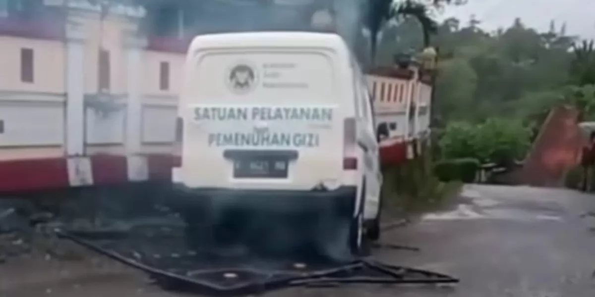 Viral di medsos pengantar MBG menabrak gerbang SDN Clapar, Kebumen, Jawa Tengah, sopir diduga ugal-ugalan hingga memukul warga. (Instagram.com/@kebumen)
